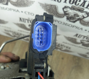 Замок дверки передня права Audi A8 B3 7 pin 4E1837016