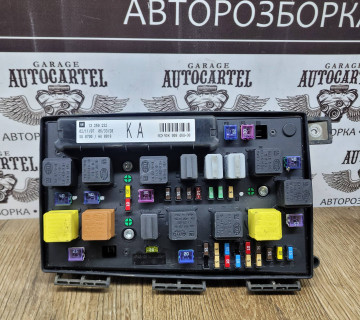 Блок запобіжників моторного відсіку Opel Astra (H) 2004-2010 13250232