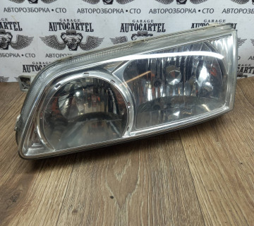 Ліва передня фара Hyundai H-1 1997-2004 H7/H1. 921014A000