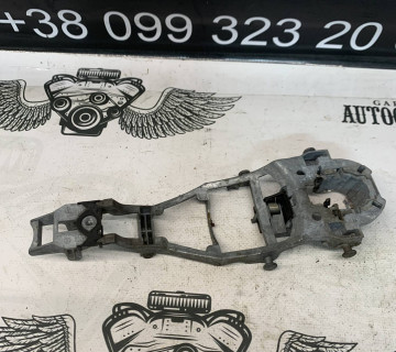 Кронштейн ручки двері права передня Volkswagen Golf 5 SKODA Octavia A5 1k0837886