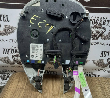 Плафон стельовий передній Mercedes W211, A2118204201