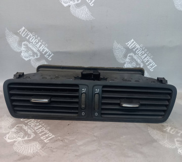 Дефлектор повітряний центральний Volkswagen Passat B6 3с1819728