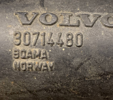 Патрубок інтеркулера Volvo V70 2.4td 30714480