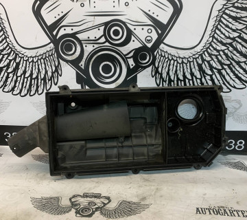 Корпус повітряного фільтра VW Golf 4 1.6 16V кришка 036129611ar