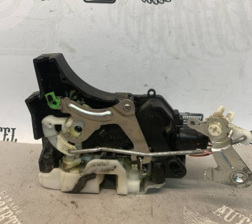 Замок передньої двері лівої Mitsubishi Colt 5715a421