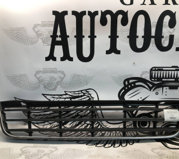 Решітка бампера передня центральна Volkswagen Passat B6 3C0853677