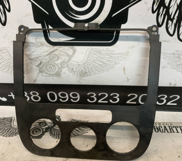 Накладка центральної консолі під магнітолу Volkswagen Golf 5,6 1k0856069f