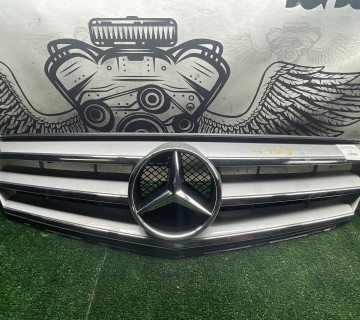 Решітка радіатора Mercedes W204 дефект кріплення a2048801923