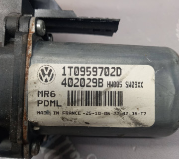 Моторчик склопідіймача передньої правої двері Volkswagen Caddy III (2004- ) 1T0959702D , 1K0959792J