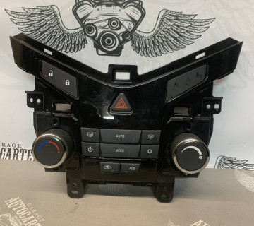 Блок керування пічкою з кондиціонером Chevrolet Cruze 09-17 3827208