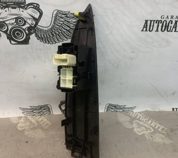 Кнопка склопідйомника задн. прав. TOYOTA RAV4 74271-42010