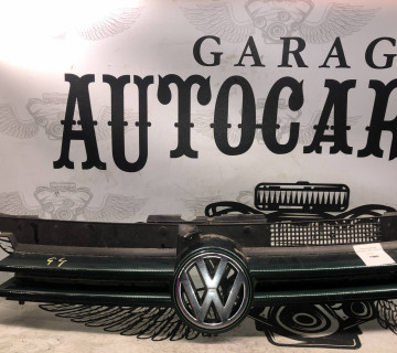 Решітка радіатора Volkswagen Golf 4 21920141