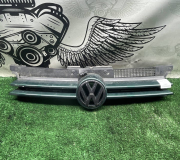 Решітка радіатора Volkswagen Golf 4 1J0853651H 21109591