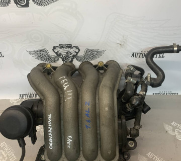 Впускний колектор 1.6 8V AUDI A4 B6 B7, VW PASSAT B5 06b133210al