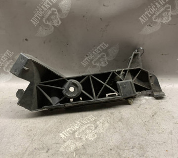 Кронштейн заднього бампера правий Seat Ibiza 13-17 6j4807394