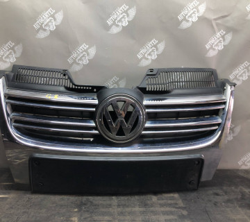 Решітка радіатора Volkswagen Golf V Jetta 2003-2009 Решітка переднього бампера Фольксваген Гольф 5 1K5853653 під парктроніки