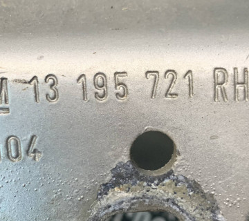 13195721 Петля капоту права Opel Astra H 2004-2014