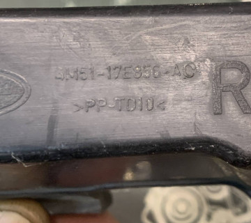 Кронштейн переднього бампера правий FORD FOCUS/C-MAX 4m51-17e856-ac