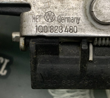 Замок капота верхній (гак) volkswagen golf 6 1q0823480