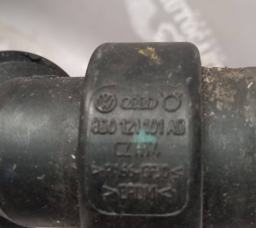 Патрубок системи охолодження Volkswagen Passat B5 1.9 TDI 8d0121101ad