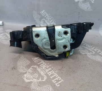 Замок дверки передній лівий електр Toyota Yaris 2006-2011 690400D140