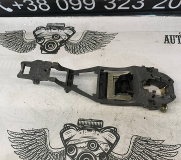 Кронштейн ручки двері задня ліва Skoda Octavia Tour Volkswagen Passat B6 1u0837885e, 3b0837885e