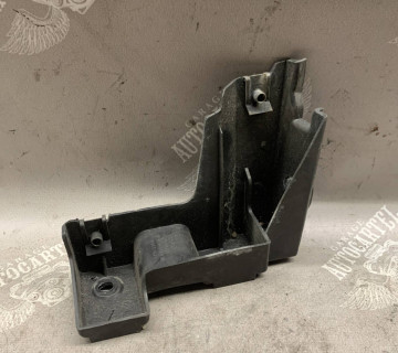 Кронштейн заднього бампера лівий Volkswagen Jetta 5 1k5807393a